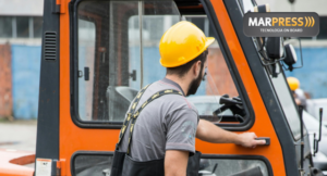 É obrigatório usar capacete na empilhadeira